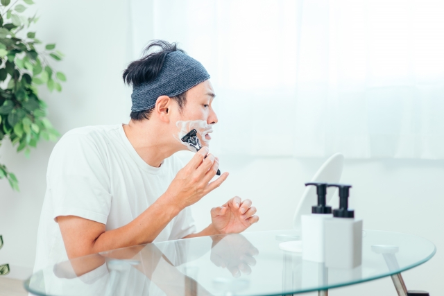 ヒゲ剃りをする男性