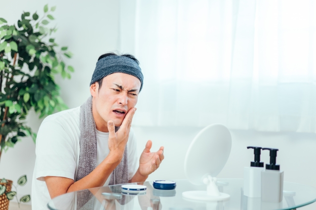 肌荒れに悩む男性