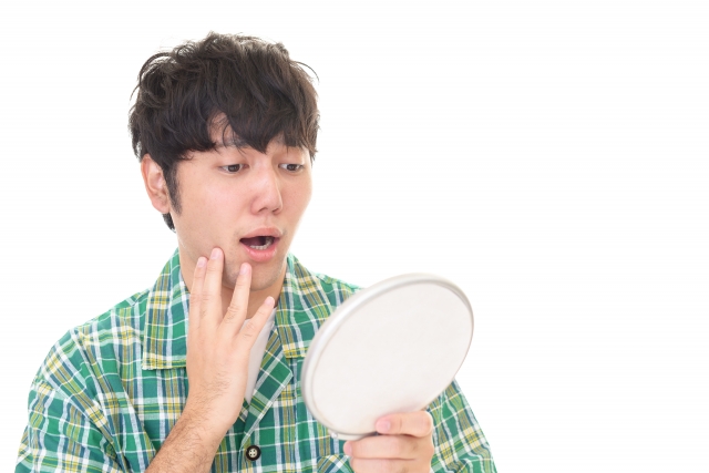 肌トラブルに悩む男性
