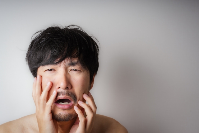 ヒゲが濃い男性