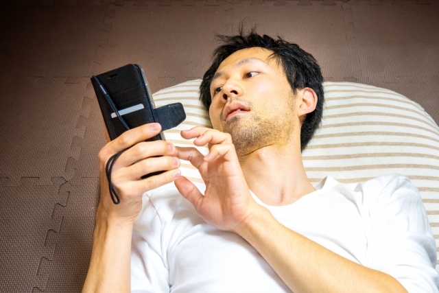スマホを見る男性