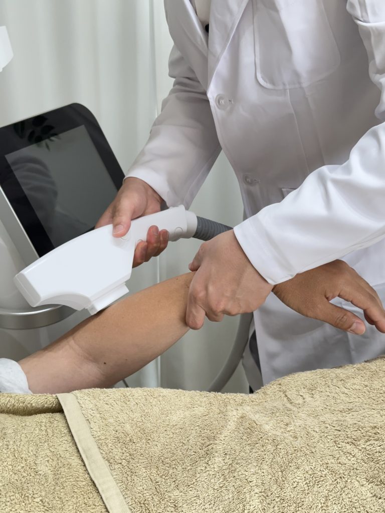 全身脱毛する男性