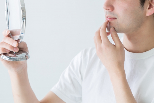 ヒゲを気にする男性