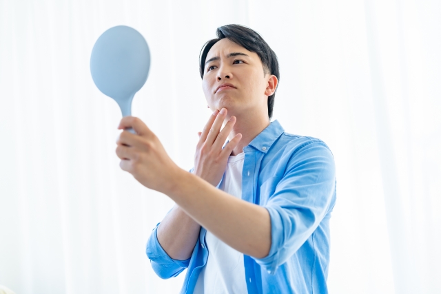 ヒゲを気にする男性